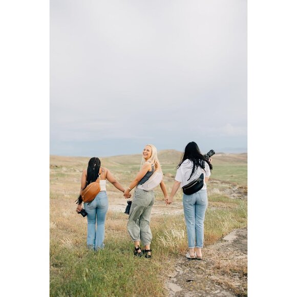 Stylish Vegan Leather Camera Sling Bag - Hands-Free & Compact Design, Brown - Picture 2 of 8